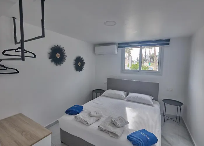 Gold Emerging Ltd 1 * アヤナパ