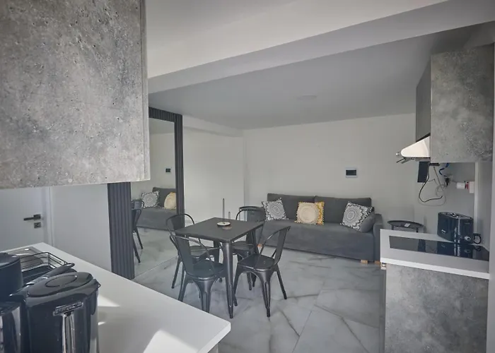 Gold Emerging Ltd 1 アパート *