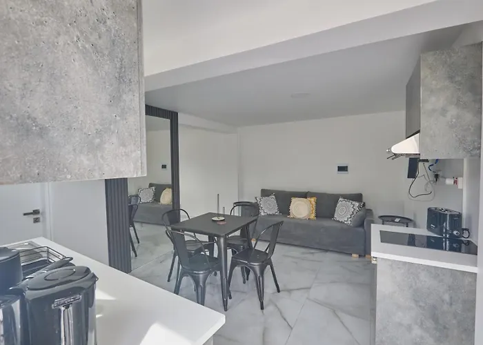 Gold Emerging Ltd 1 アパート アヤナパ